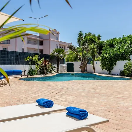 לינה וארוחת בוקר Sun Poolhouse 3*