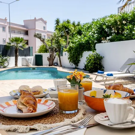 לינה וארוחת בוקר Sun Poolhouse 3*